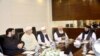 له ښي لوري: امیر خان متقي، مولانا فضل الرحمان، سراج الحق، محمود خان اڅکزی او اېمل ولي خان د مې پر شپږمه د غونډې پر مهال. 