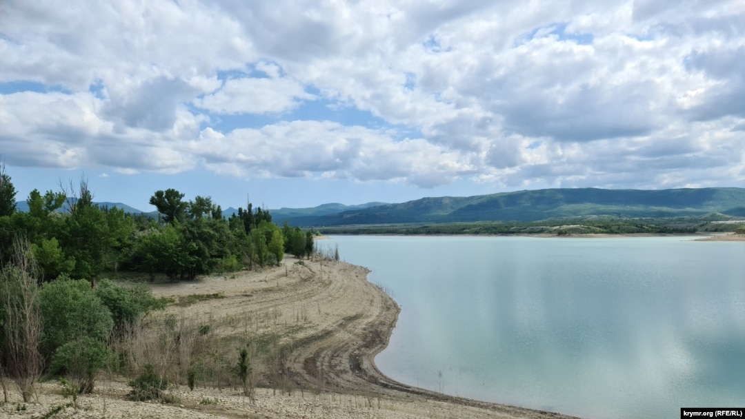 Схил Білогірського водосховища, що оголюється. Крим, травень 2024 року