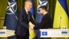 Generalni sekretar NATO-a Jens Stoltenberg sa ukrajinskim predsjednikom Volodimirom Zelenskim u Kijevu 20. aprila 2023. 
