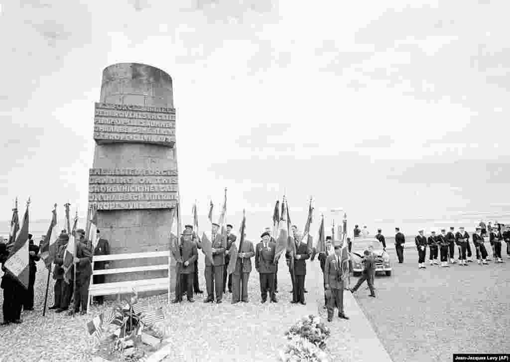 20-та річниця висадки союзників 6 червня 1964 року була скромною подією у порівнянні з сучасними урочистостями. Зараз багато світових лідерів розглядають урочистості до &laquo;Дня Д&raquo;, як важливі політичні та дипломатичні події. Але спочатку ця дата не сприймалася настільки масштабною, і знадобилося кілька десятиліть, щоб цей день став міжнароожним пам&#39;ятним днем