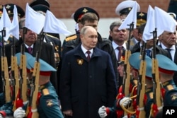 Президент России Владимир Путин во время парада на Красной площади в Москве 9 мая 2024 года