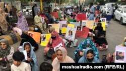 د ورکو خلکو د موندنې لپاره په کراچۍ کې بلوڅان د احتجاج په توګه پر سړک ناست دي ـ پخوانی انځور.