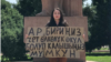 Бишкек шаарынын тургуну Асел Супатаева “чет өлкөлүк өкүл” деген макам берүү боюнча мыйзам долбооруна каршы пикетке чыкты. 2023-жылдын 10 июну. Бишкек.