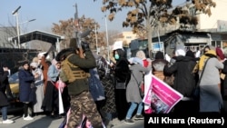 آرشیف - افراد طالبان با فیرهای هوایی زنان معترض در کابل را متفرق کردند. 
