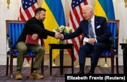 Президент України Володимир Зеленський і президент США Джо Байден (праворуч). Париж, 7 червня 2024 року