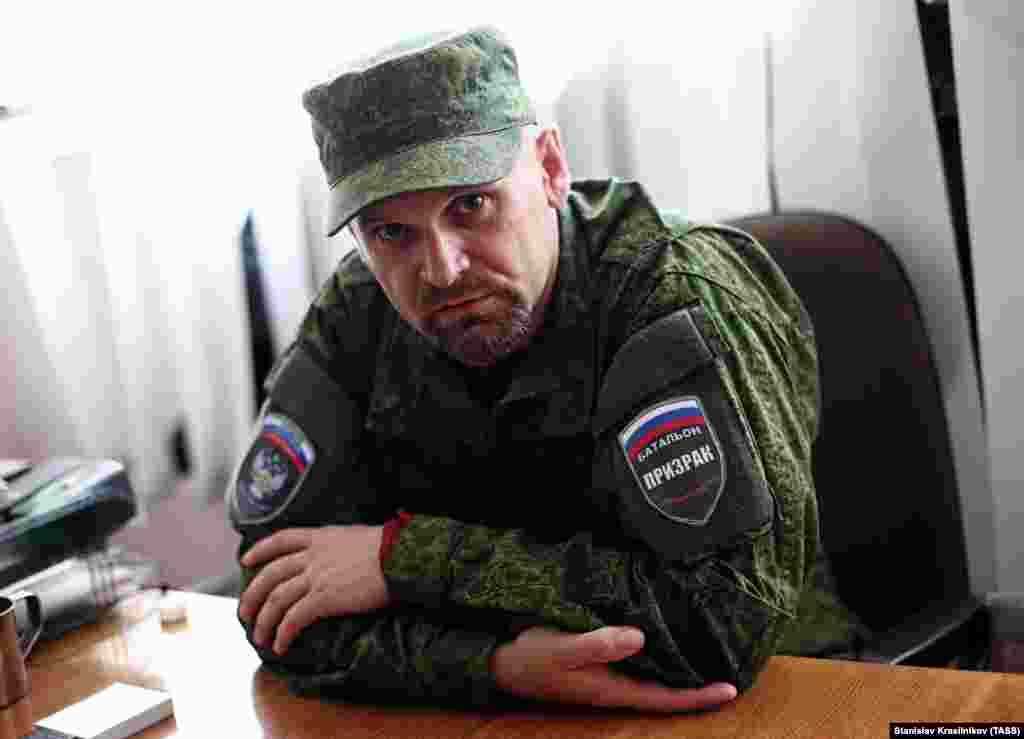 Олексій Мозговий (1975–2015) Народився в Луганській області. Деякий час служив у ЗСУ. В угрупованні «ЛНР» очолював батальйон «Привид», який входив до складу окупаційної міліції на Луганщині. Мозговий відкрито критикував деяких членів проросійського окупаційного «керівництва» та обіцяв «заарештовувати» жінок, які відвідують ресторани та кафе. У 2014 році головував на так званому «народному трибуналі», який засудив ймовірного ґвалтівника до страти на очах у матері обвинуваченого. У березні 2015 року Мозговий пережив замах на нього, коли їхав в автомобілі під Луганськом. Через два місяці колона з автомобілів, де був і Мозговий, потрапила у схожу засідку – спочатку його машину підірвали за допомогою вибухового пристрою, а потім обстріляли з кулеметів. Ці деталі тоді оприлюднили підконтрольні бойовикам місцеві ЗМІ. Мозговий і ще шестеро людей загинули
