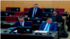 Мілорад Додік (у першому ряду праворуч) відмовився стояти перед суддею, заявивши, що в нього болить спина