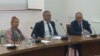 Бранко Цвенковски, во средина, на трибина на Советот на Амбасадори.