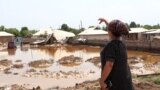 Женщина показывает на затопленные участки в селе Сурхоб на севере Таджикистана, 27 мая 2024 года<br />
<br />
&nbsp;