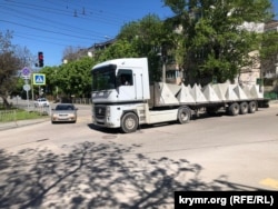 Вантажівка в Сімферополі, яка перевозить так звані «зуби дракона»