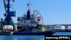 Иностранное судно-газовоз в Керченском морском торговом порту 