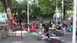 محمد ايوب له ۴۰ کلونو راهيسې بې وزله ماشومانو ته درس ورکوي