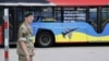 Натівський автобус з написами «Озброюйте Україну» та «Поки ви чекаєте на цей автобус, Україна чекає на F-16», припаркований біля місця проведення саміту НАТО у столиці Литви. Вільнюсі 11 липня 2023 року 