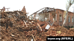 Зруйновані будинки ударом російського КАБа у прифронтовому Оріхові Запорізької області