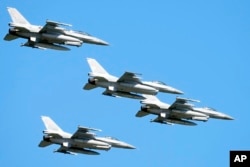 F-16 у небі над Варшавою під час військового параду. Польща