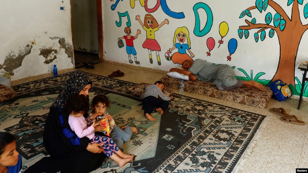 Palestinska porodica, koja je pobegla iz kuće zbog izraelskih napada, sklonište je pronašla u jednom vrtiću u Kan Junisu na jugu Pojasa Gaze, 10. oktobra 2023.
