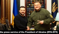 Президент України Володимир Зеленський і головнокомандувач ЗСУ Валерій Залужний (праворуч). Київ, 8 лютого 2024 року. Після звільнення з посади головнокомандувача ЗСУ Залужний був удостоєний звання Герой України з врученням ордена «Золота Зірка»