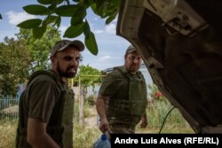 Mykhaylo Boyarskiy (left) and Eduard Laktyonov help the residents remaining in the frontline villages in the Kherson region.