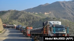 از روز چهارشنبه هفته گذشته به این طرف گذرگاه تورخم به دلیل درگیری میان طالبان و مرزبانان پاکستانی مسدود مانده و صد ها لاری مواد خوراکه و سایر اجناس در هر دو طرف متوقف شده اند