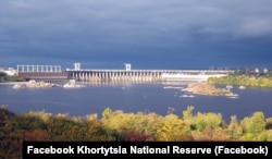 Скелі перед Дніпрогесом. Вид із Хортиці. 1 жовтня 2019 року