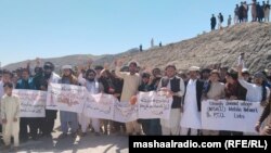 په شمالي وزیرستان کې خلک د انټرنېټ تړلو ضد مظاهره کوي - پخوانی انځور.