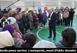 Toqaev meets with flood evacuees from the village of Karatobe in West Kazakhstan on April 4.