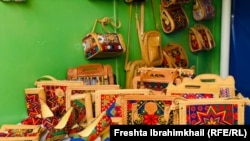 برخی از صنایع دستی افغانستان نیز این روز ها خریداران زیادی در خارج دارد