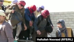 جوانان زیادی از افغانستان فریب وعده های قاچاقبران را میخورند و تن به دشواری ها می دهند تا به کشور های همسایه و یا دور برسند