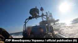 Український військовий катер наближається до однієї із захоплених Росією бурових платформ у Чорному морі, серпень-вересень 2023 року