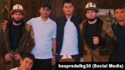 Сыновья президента Садыра Жапарова, криминальный авторитет Камчыбек Кольбаев и бывший таможенник Раимбек Матраимов позируют для фотографии с легендой Ultimate Fighting Championship (UFC) Хабибом Нурмагомедовым в 2022 году