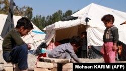 کودکان خانواده های زلزله زده که زیر خیمه های موقت زنده گی می کنند