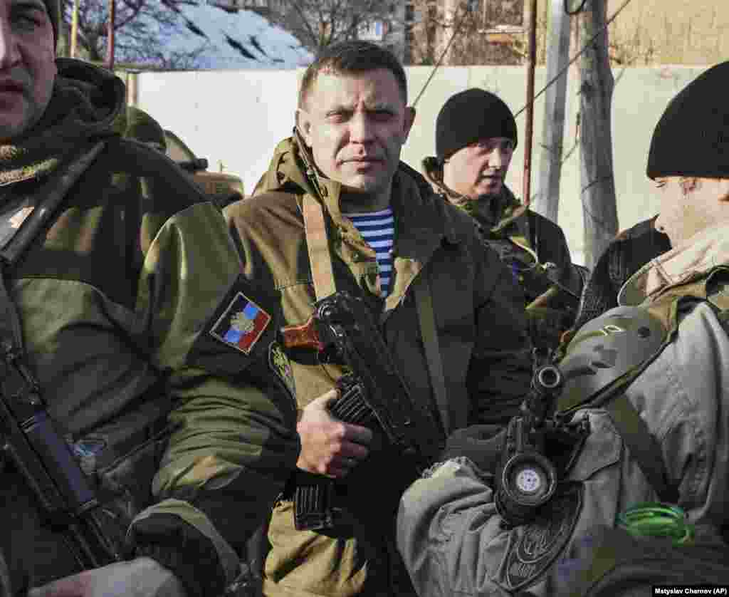 Олександр Захарченко (1976–2018) Колишній бізнесмен, народжений у Донецьку в сім’ї етнічного українця та росіянки, одним з перших став на бік російських гібридних сил зі зброєю в руках. Він очолював групу бойовиків, що захоплювали Донецьку міську адміністрацію, закликав до виходу Донецької області зі складу України і повернення «великої країни, яку називали СРСР». Був ватажком всього угруповання «ДНР». У серпні 2018 року Захарченко загинув у кафе «Сепар» в Донецьку від бомби, яка була захована на вході в заклад і дистанційно підірвана. Також загинув його охоронець. Проросійська окупаційна влада заявила, що Захарченка вбили «українські диверсанти», а в СБУ підрив ватажка «ДНР» пояснили «міжусобними війнами між терористами, які не можуть поділити владу, гроші і решта»