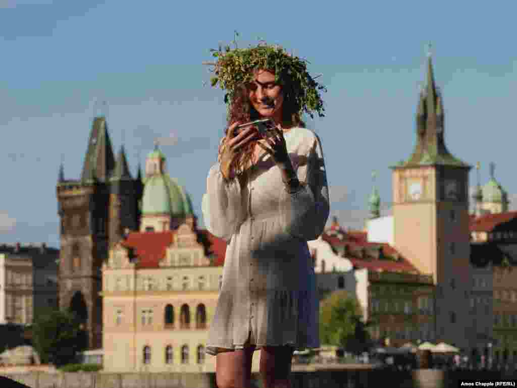 Камила смотрит на селфи, которое она сделала на фоне панорамы Праги. Камила бежала из Украины в 2022 году. Её семья переехала в Словакию, затем прибыла в Прагу, где живёт по сей день. «Больше всего я скучаю по полям, — говорит она, вспоминая родной Донецк. — В такие ночи я любила выходить в поле, устраивать пикники и просто наслаждаться природой, но я люблю и Прагу» 