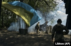 Українські військові ведуть вогонь із гармати поблизу Бахмута на Донеччині,12 травня 2023 року