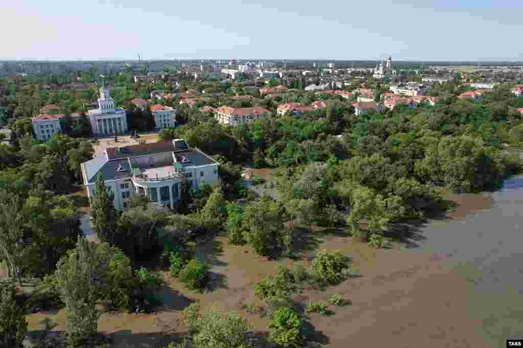 Floodwaters reach the center of Nova Kakhovka. The Russian-installed mayor of the town said that the water had risen by 10 meters and will increase further. 