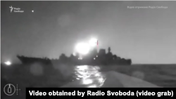 Скріншот із відео, наданого Радіо Свобода джерелом у СБУ 4 серпня 2023 року. На відео морський дрон (безекіпажний-катер) наближається до російського десантного корабля «Оленьогірський гірник» поблизу порту Новоросійська, Росія
