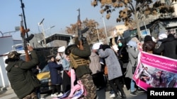 طالبان محدودیت های فراوانی بر کار و تحصیل زنان در افغانستان وضع کرده و در برابر گردهمایی های زنان نیز از خشونت کار گرفته اند