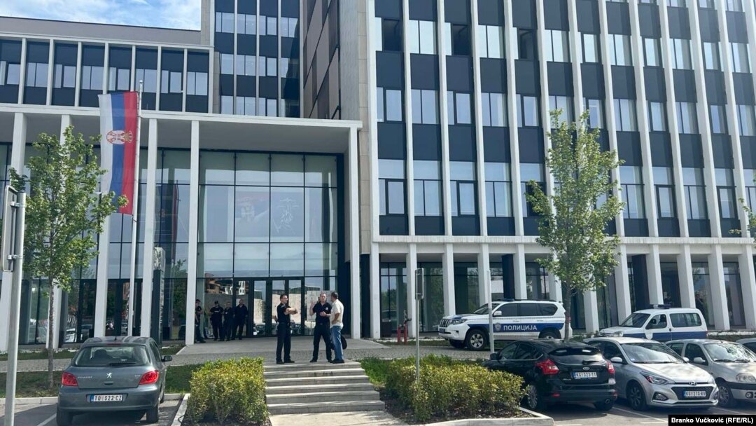 Zgrada Višeg suda u Kragujevcu je nakon dojave o postavljenoj bombi evakuisana, nakon čega je utvrđeno da je dojava bila lažna, 31. maja 2024. 