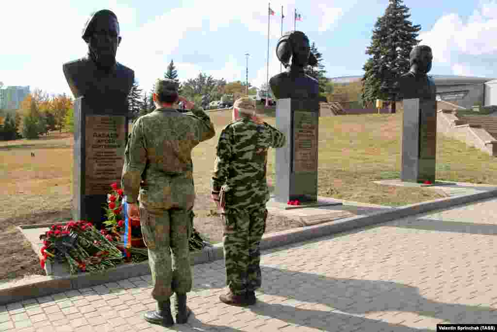 У Донецьку встановили кілька меморіалів вбитим ватажкам проросійських збройних формувань. На цій світлині від жовтня 2020 року бойовики віддають честь біля пам'ятника Арсенію Павлову. Праворуч від меморіалу Павлову – пам'ятники бойовику Михайлу Толстих і співаку Йосипу Кобзону, який підтримував російські гібридні сили на Донбасі аж до своєї смерті в 2018 році