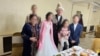 Вадим менен Айжандын үйлөнүү үлпөтү (коопсуздуктан улам Вадим менен Айжандын үй-бүлө мүчөлөрүнүн жүздөрүн ачык көрсөтө албайбыз) 