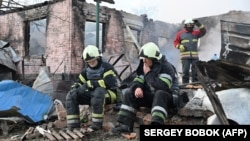 Ілюстраційне фото. Рятувальники біля зруйнованого приватного будинку на околицях Харкова, травень 2024 року