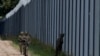 Польські солдати патрулюють вздовж прикордонного паркану на польсько-білоруському кордоні, Польща, 30 серпня 2023 року