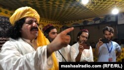 د پښتون ژغورنې غورځنګ مخکښ او د پاکستان قامي اسمبلۍ پخوانی غړی علي وزير په کراچۍ کې وينا کوي ــ انځور له ارشيفه