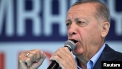 رجب طیب اردغان رئیس جمهور کنونی و نامزد انتخابات٬ سیاست نرم در خصوص مهاجرین داشته است