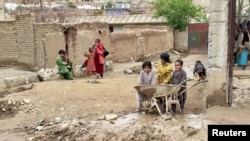 تعدادی از کودکان در یک منطقه سیلاب زده در ولایت بغلان 