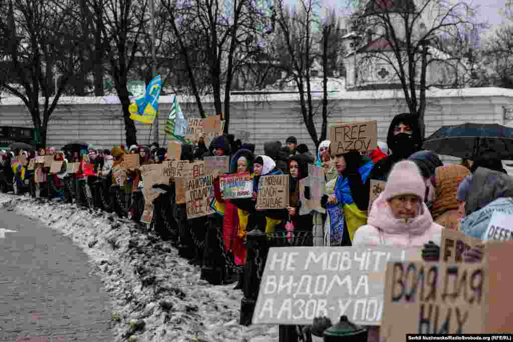 Родичі бранців, яких утримує РФ, створили «живий коридор/ланцюг», щоб нагадати киянам і світу про своїх близьких 