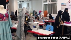 تعدادی از زنان در یک دستگاه خیاطی در هرات