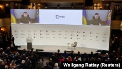 ولودیمیر زلینسکی هنگام سخنرانی در کنفرانس امنیتی مونشن