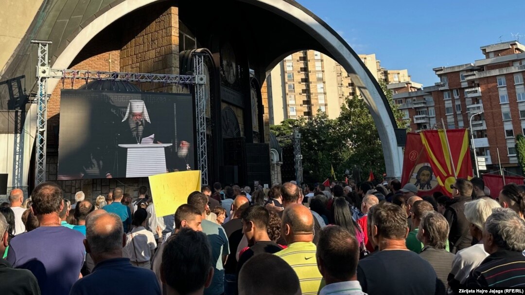 Македонската црква организираше сенароден собир пред соборниот храм „Св. Климент Охридски“ во Скопје, против законите за родова еднаквост и за матична евиденција.