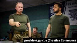 Володимир Зеленський (праворуч) додав, що очікує на детальні доповіді Олександра Сирського цього вечора, о 21:30 та о 22:00 (фото ілюстраційне)